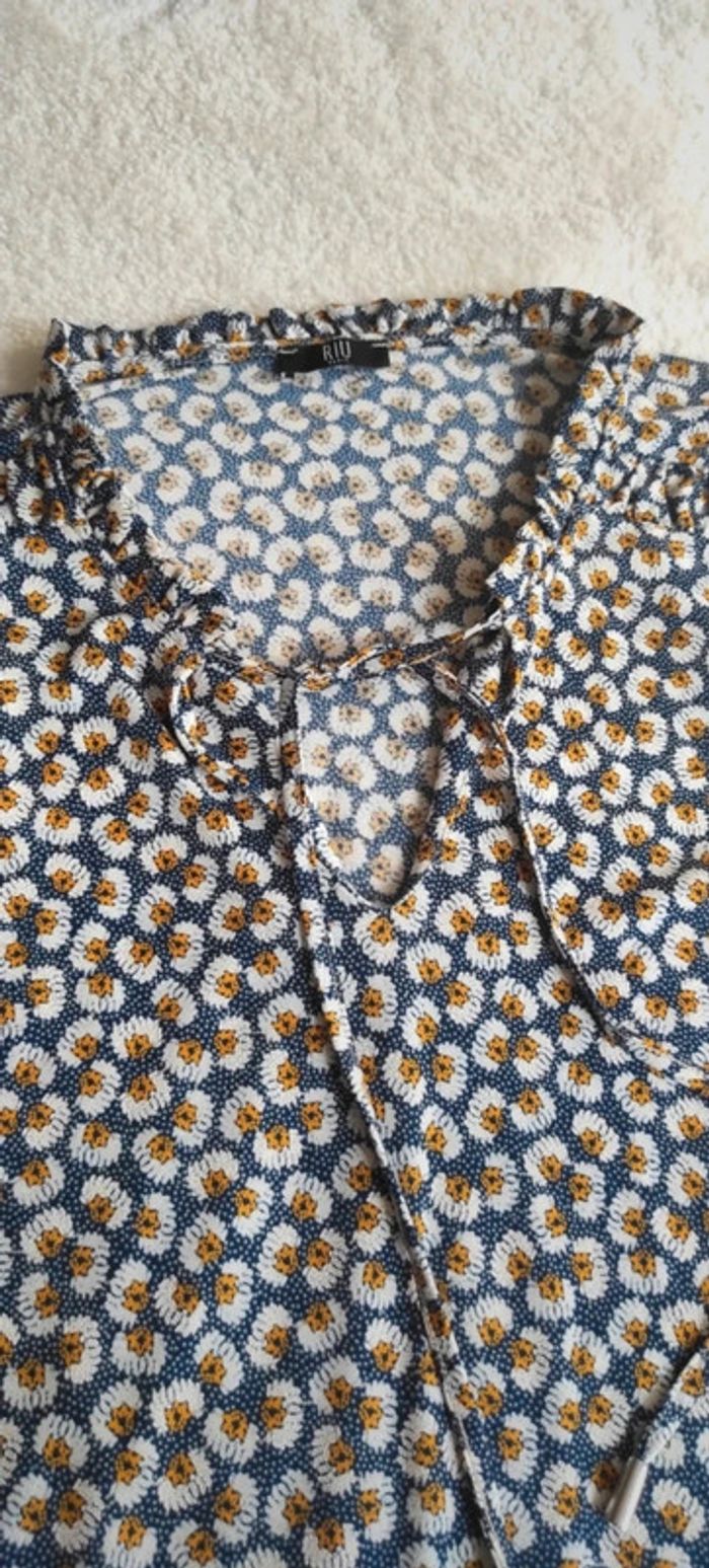Blouse 3/4 Riu T5 bleu marine avec petite fleur blanche et jaune - photo numéro 3