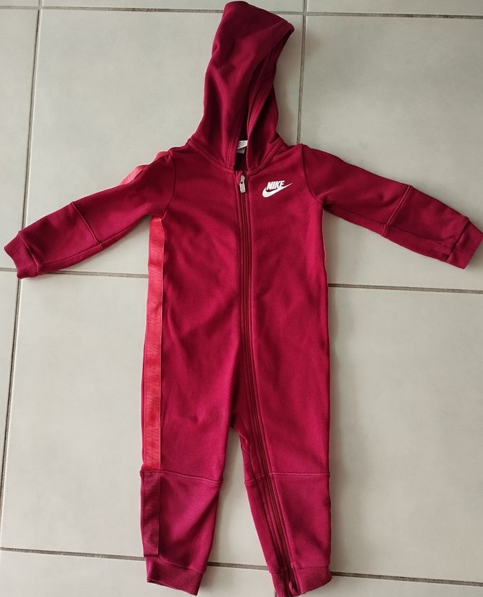 Combinaison à capuche Nike , en excellent état ( taille 2 ans) - photo numéro 1