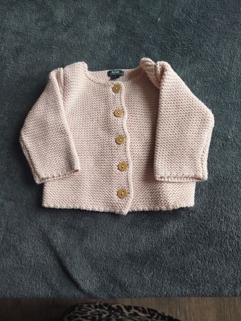 Gilet en maille rose poudré – Kiabi (1 mois)