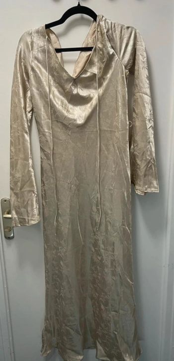 Robe satinée champagne