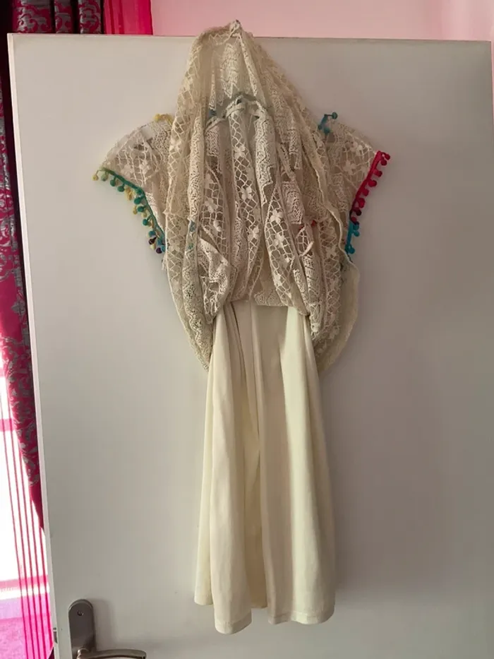 Robe en dentelle beige avec pompons multicolores - photo numéro 6