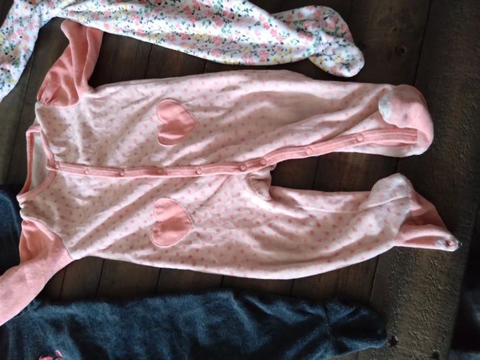 Lot de deux pyjamas fille et une offert bébé fille 9 mois - photo numéro 3