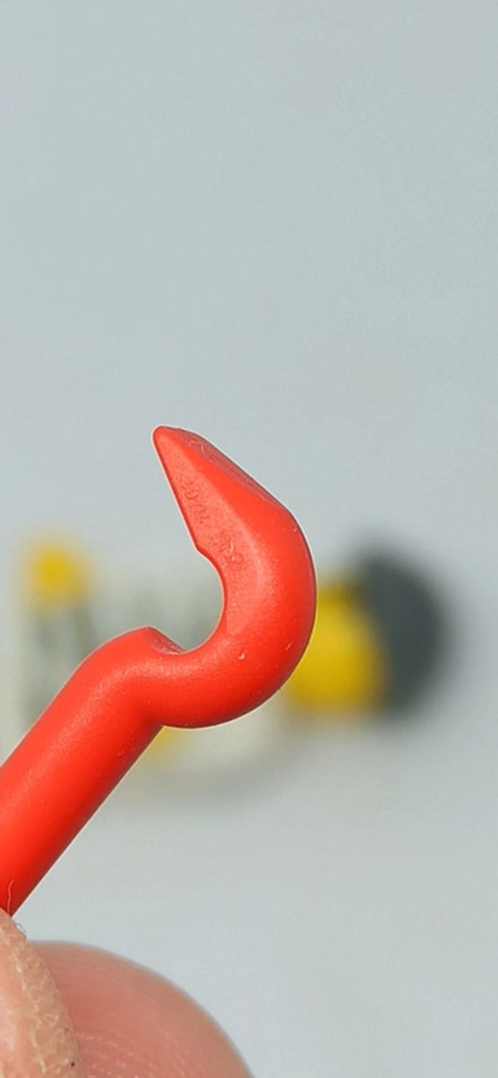 Homme prisonnier avec habits barrés et accessoire lego - photo numéro 5