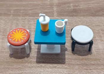 Playmobil table et tabourets