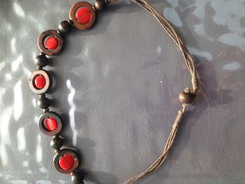 Collier en bois et rouge