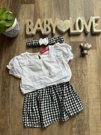 - Robe p’tit môme      -  9 mois - Très bon état, petite tache 