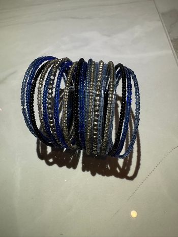 Bracelet bleu à petite perle 