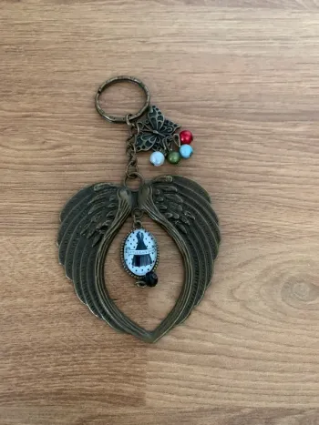 Porte clé aile d ange petite robe noire papillon perle
