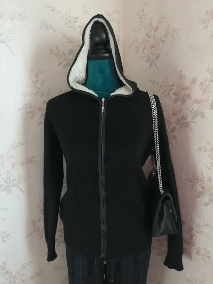 Veste noire à capuche avec fourrure et liseré simili cuir / M & V/ (S-M) - photo numéro 3