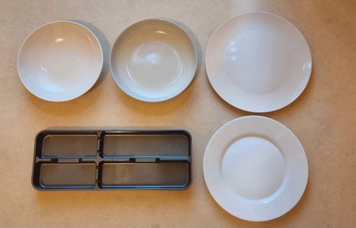 Ensemble 4 Assiettes Et 
Range-couverts