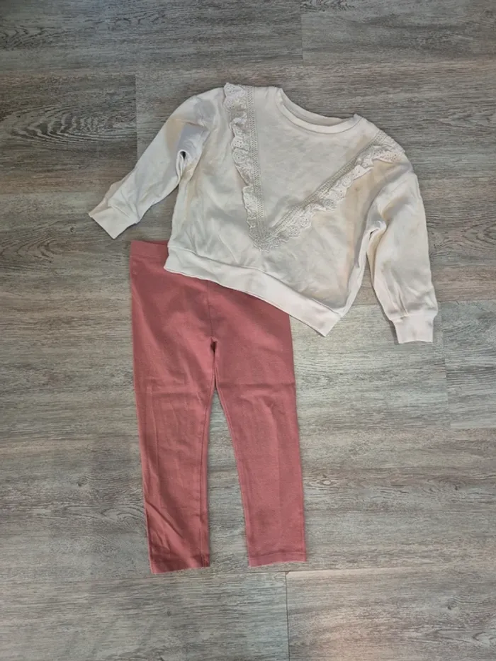 Sweat beige à broderies anglaises et legging rose