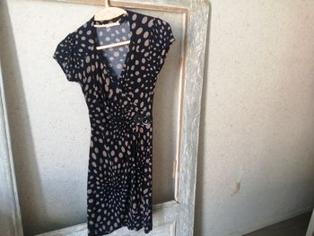 Robe couleur beige et bleu marine à petit pois