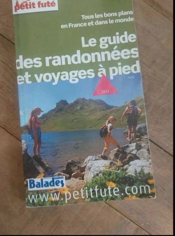 Guide  des  randonnées et  voyages à  pied