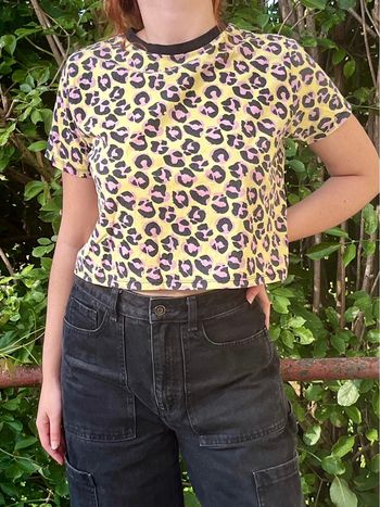 Crop top avec motifs leopard rose et jaune