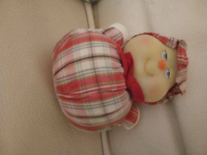 Luciole  rouge Minouche doudou peluche  d'occasion ancienne  boule ronde tissu  traces de la colle qui a vieilii - photo numéro 3