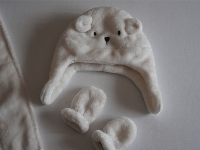 Ensemble Kiabi écru en matière nounours : Bonnet + Echarpe + Moufles Taille : 43 (0/3 mois) - photo numéro 2
