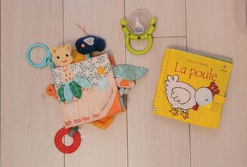 Lot Sophie la girafe livre tissus et hochets VULLI Éditions USBORNE
