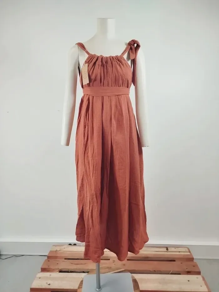 Robe longue rouille Quintessence en coton, effet gaufré, nouée à l'épaule, style bohème A1564