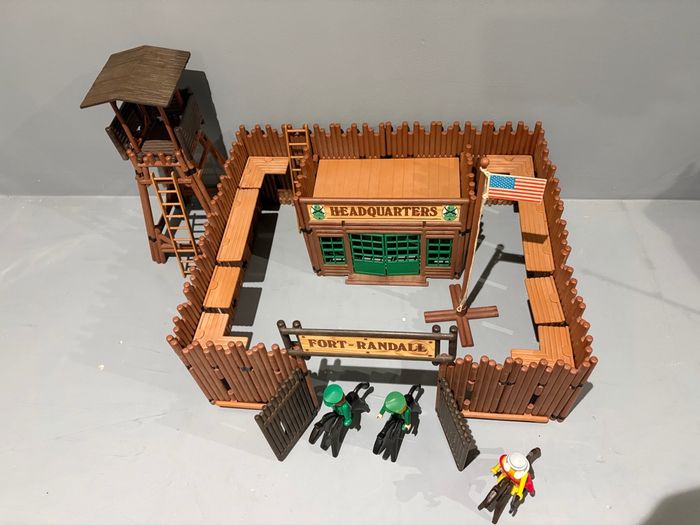 Playmobil Fort Randall Western vintage cowboy Indien Tour de garde Quartier général 2 Echelles Drapeau US 3 personnages - photo numéro 4
