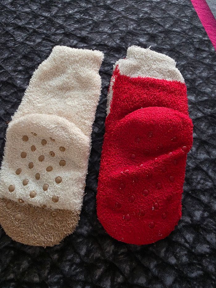 Lot chaussettes antidérapantes 20/22 - photo numéro 2