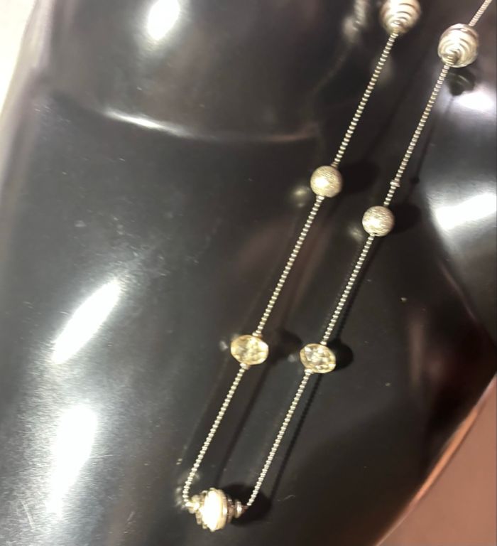 Sautoir argenté et blanc – Élégance intemporelle ✨ - photo numéro 2