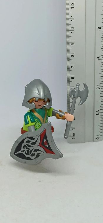 Homme nain chevalier avec haut vert et bouclier à dessins playmobil