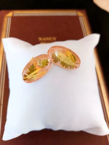 Magnifique paire de boucles d'oreilles en résine avec fleurs séchées
