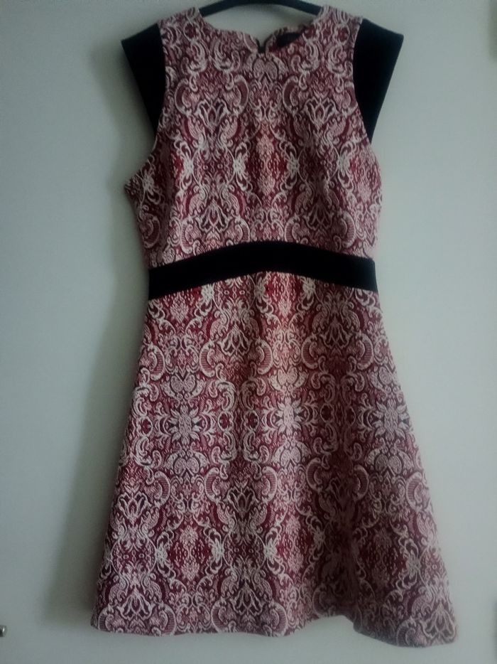 Robe zara rouge blanche et noir manches courtes XS
