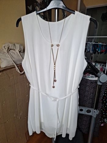 Robe blanche avec sautoir