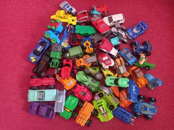 Lot de 50 véhicules kinder