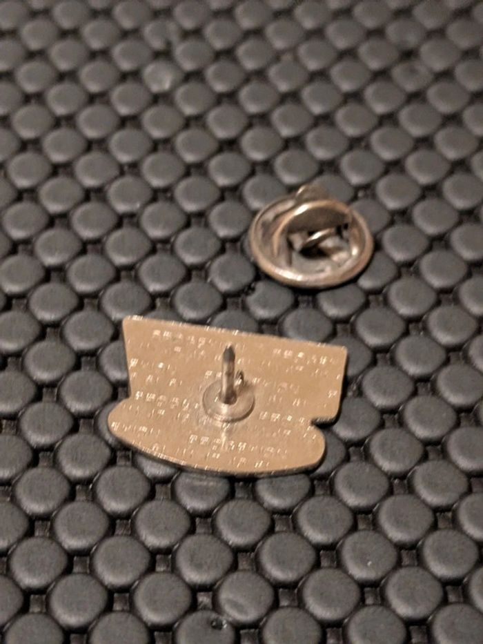 Pin's logo Ford 16v - photo numéro 2