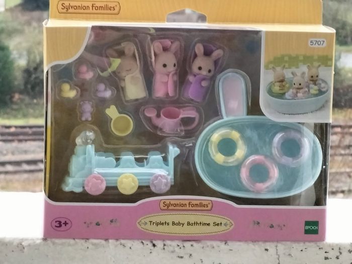 Les triplés lapin crème et accessoires de bain