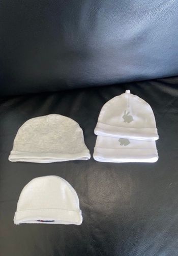 Lots de 4 bonnets mixtes.