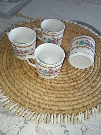 Lot de 4 petites tasses motif floral