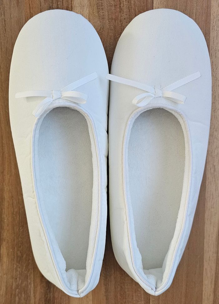 Chaussons blanc 38/39 Neufs - photo numéro 1