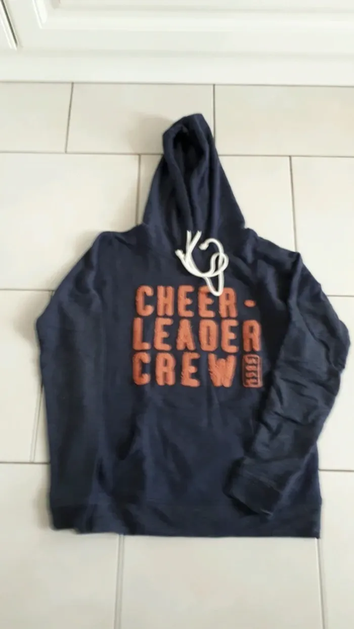 Sweat a capuche"cache cache"taille 2