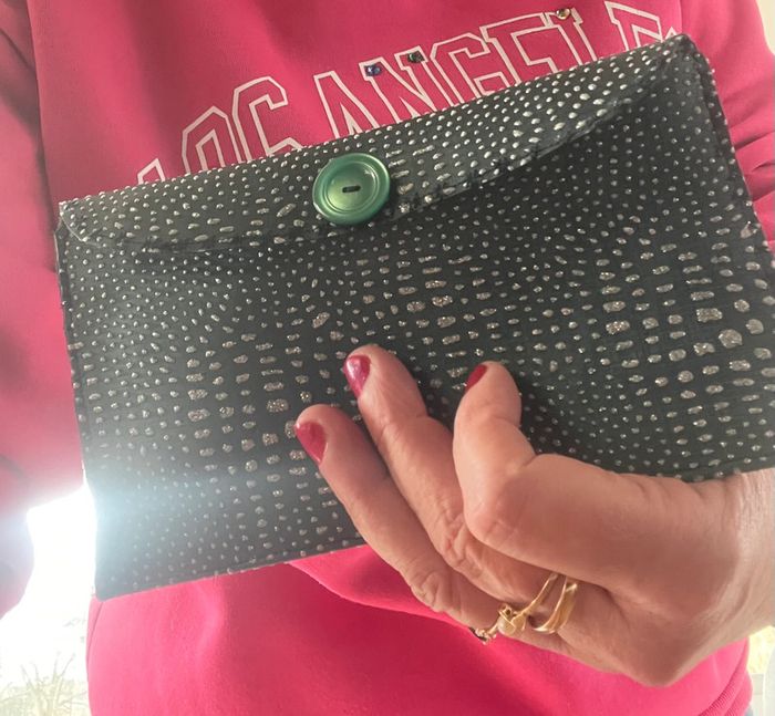 Jolie pochette similicuir vert avec reliefs neuve sac lunettes maquillage etc - photo numéro 13