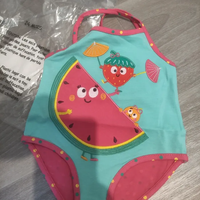 Maillot de bain neuf avec étiquette bébé fille 24 mois du pareil au même