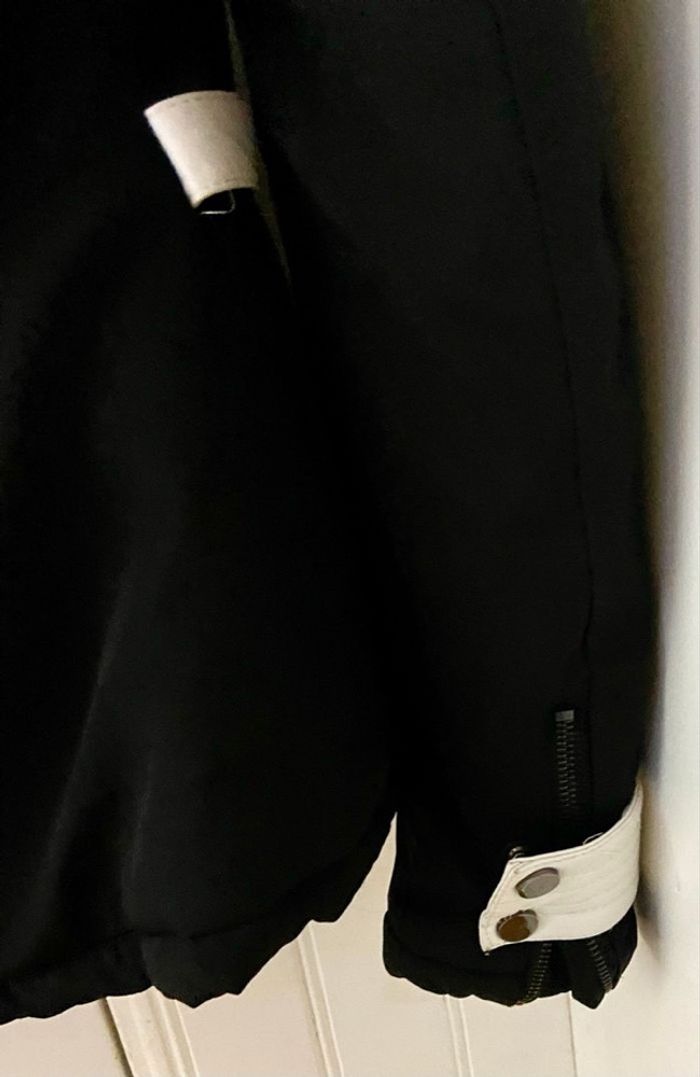 Super blouson avec capuche couleur noir blanc taille m bon état - photo numéro 7