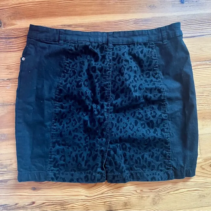 Jupe H&M taille 44 empiècement léopard - photo numéro 2