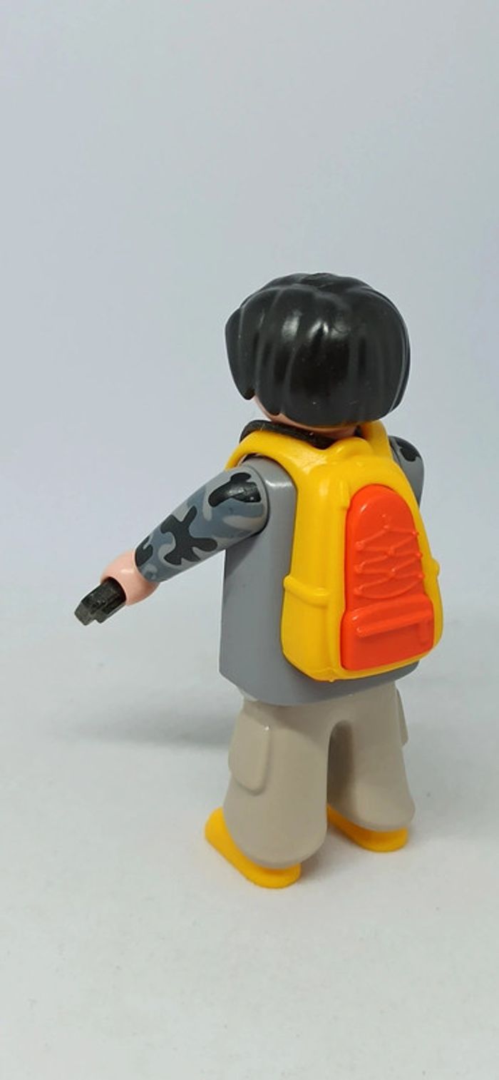 Homme avec sac à dos et accessoire playmobil - photo numéro 4
