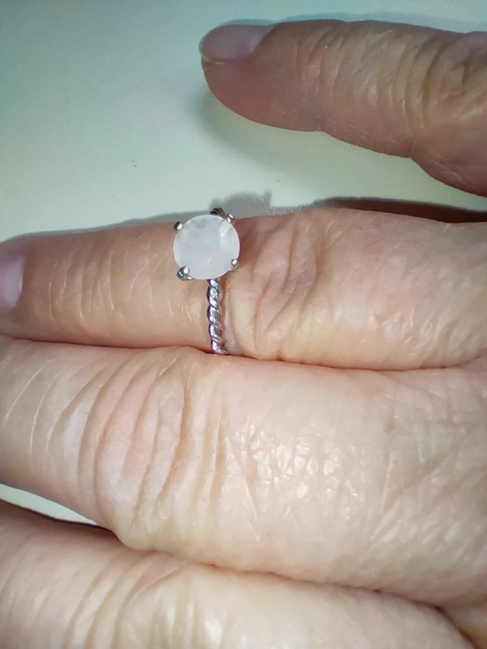 Bague en argent 16mm avec petite pierre rose pâle de chez Maty
