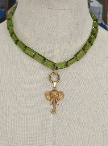 Collier ras-de-cou avec pendentif éléphant doré