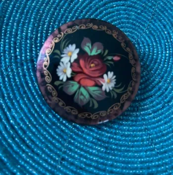 Broche ronde russe bois laqué fleurs sur fond noir