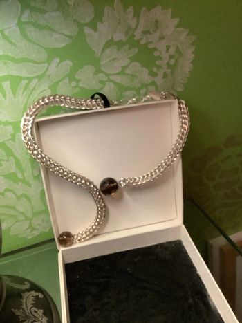 Collier de créateur en anneaux de métal argenté tressé et perles de quartz fumé à facettes