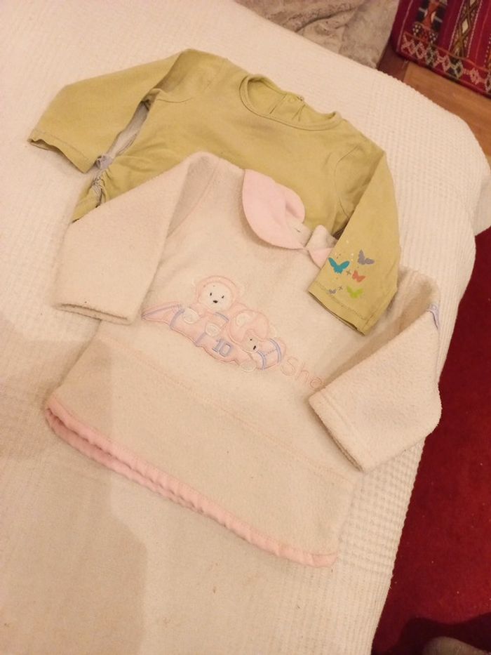 LOT Haut vert fin et pull blanc chaud de 6 à 9 mois