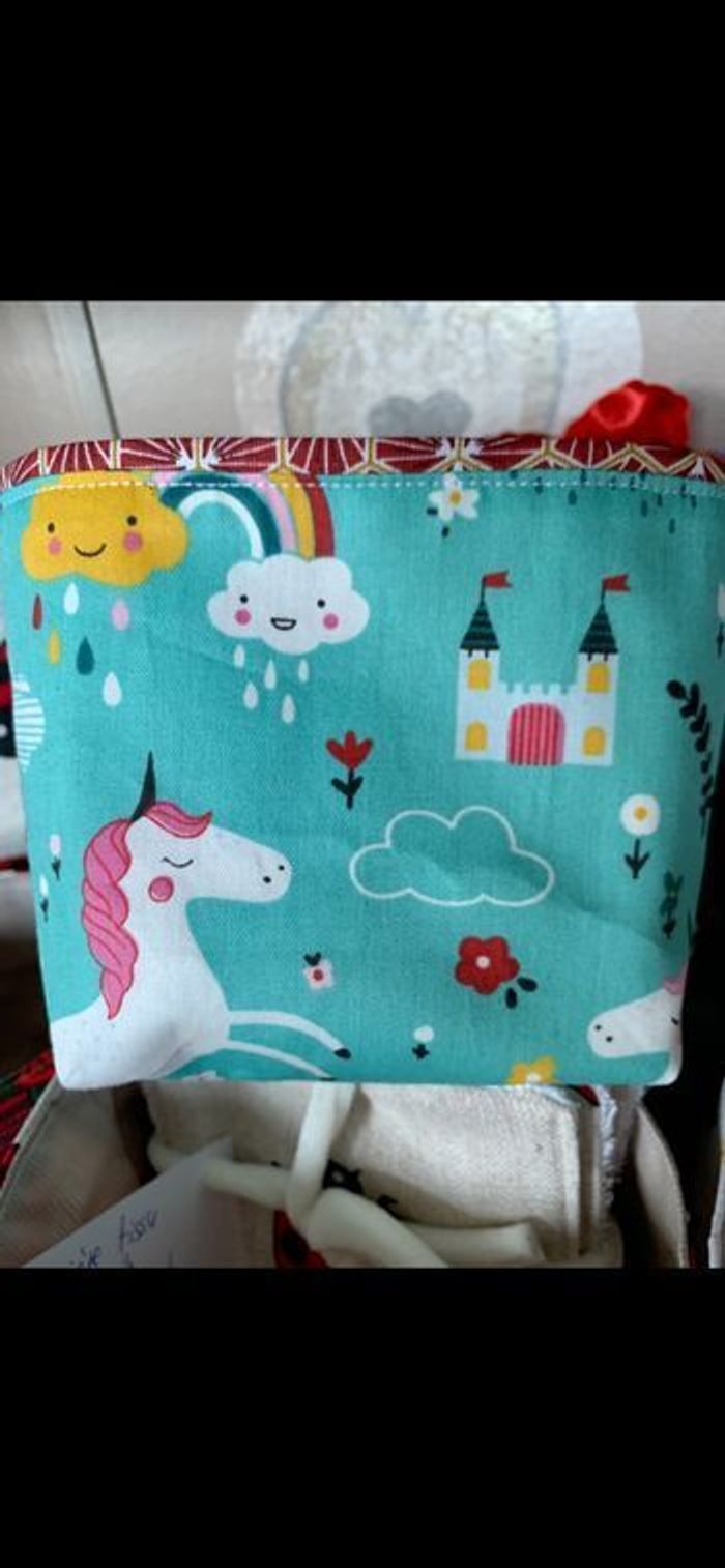 Jolie panniere panier tissu semi rigide pour petits rangements enfants licorne arc en ciel