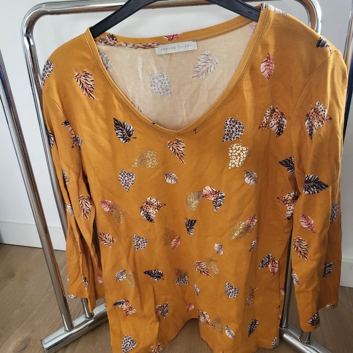 Tee shirt manche 3/4 moutarde fleuri. T3