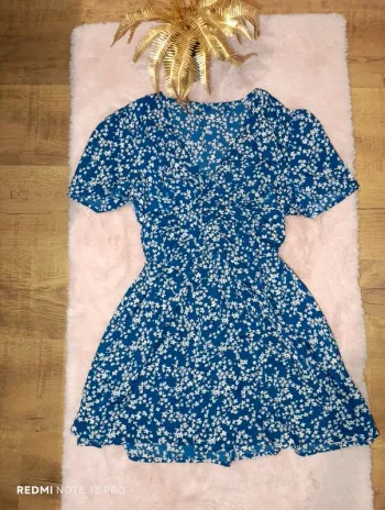 Robe shein xs bleu à fleurs blanches