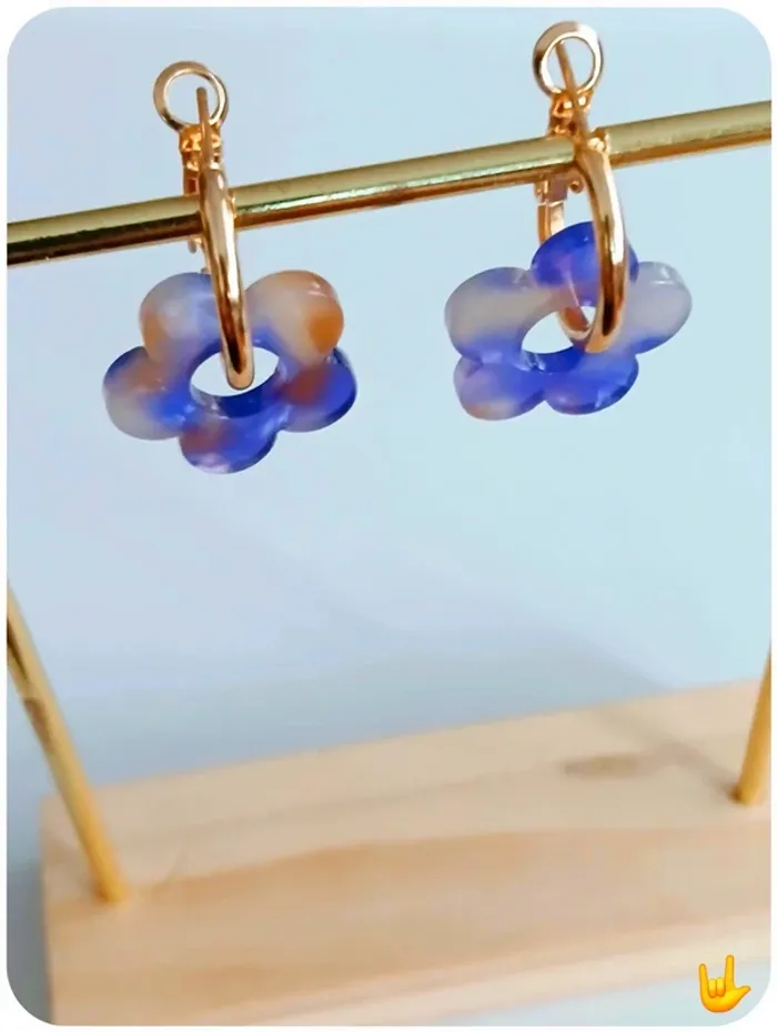 Créoles fleurs marbrées violet – Esprit pop et tendance - photo numéro 3